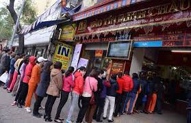 Xếp hàng dài chờ mua vàng đón Vía Thần Tài